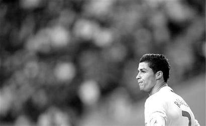 付出1300万美元签下三旬老将，结果火箭是让他到球队来打酱油的？