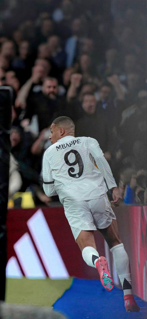 他是姚明前队友，因伤病缺钱治疗瘫痪在床，靠70岁母亲拾荒生活