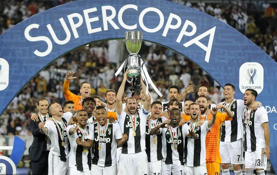 Uzi完成入选名人堂仪式，一身中山装太帅了